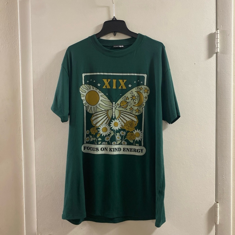 Fashion Nova Teal Graphic Tee with Sun and‎ Moon